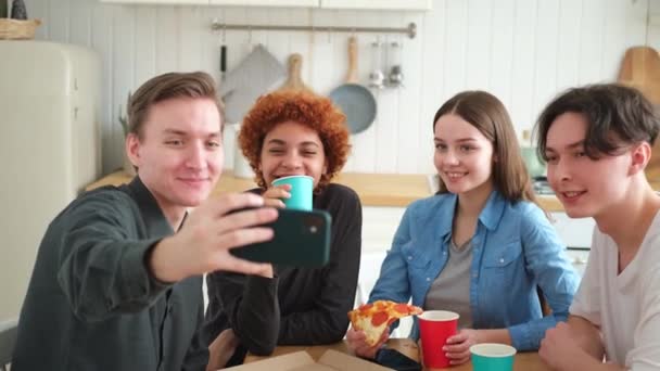 Skål För Funky Humör Glad Grupp Vänner Gör Selfie Mannen — Stockvideo