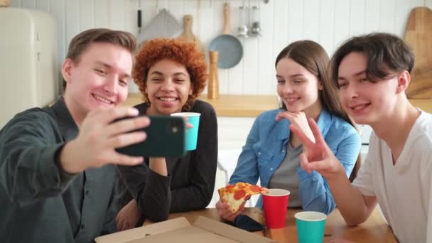 Înveselește Starea Spirit Funky Grupul Fericit Prieteni Face Selfie Omul — Videoclip de stoc