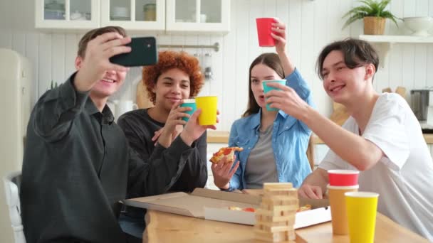 Nazdraví Funky Mood Šťastná Parta Přátel Dělá Selfie Muž Fotí — Stock video