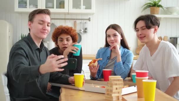 Nazdraví Funky Mood Šťastná Parta Přátel Dělá Selfie Muž Fotí — Stock video
