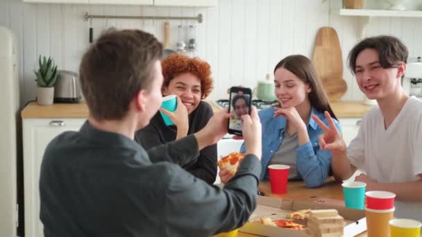 Вітаю Веселий Настрій Щаслива Група Друзів Які Позують Мобільних Фотографій — стокове відео