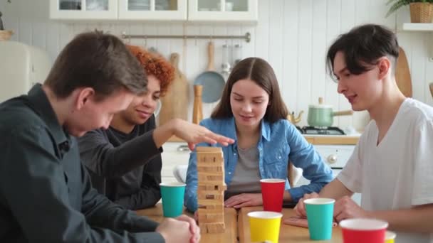 Heimatfest Freunde Verbringen Zeit Miteinander Beim Brettspiel Crash Holzturm Hause — Stockvideo