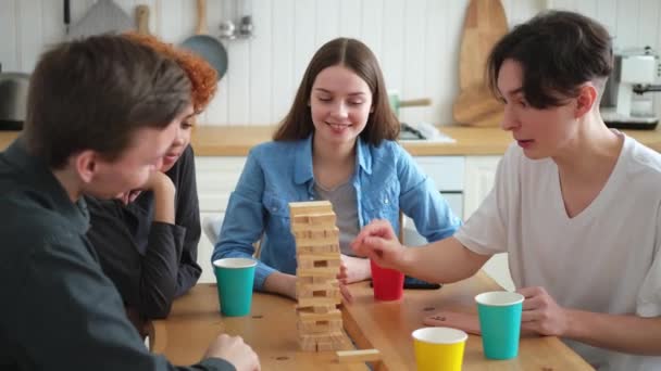Házibuli Barátok Töltenek Időt Együtt Játszik Társasjáték Összeomlik Torony Otthon — Stock videók