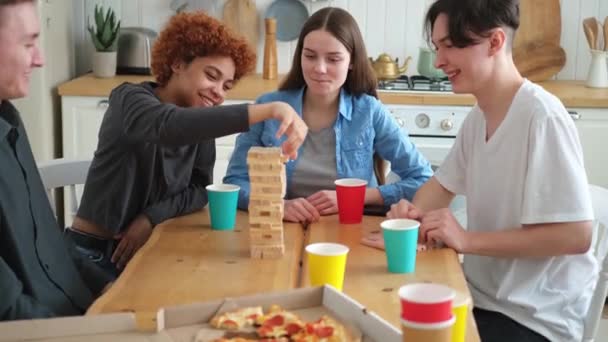 Hemmafest Vänner Tillbringar Tid Tillsammans Spelar Ombord Spel Krasch Trä — Stockvideo