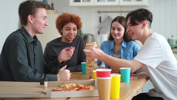 Házibuli Barátok Töltenek Időt Együtt Játszik Társasjáték Összeomlik Torony Otthon — Stock videók