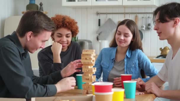 Домашня Вечірка Друзі Проводять Час Разом Граючи Настільні Ігри Падіння — стокове відео