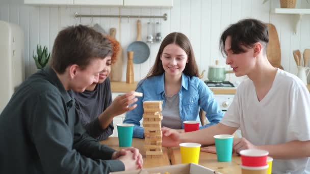 Partisi Arkadaşlar Birlikte Vakit Geçirip Evdeki Tahta Kulede Oyun Oynuyorlar — Stok video