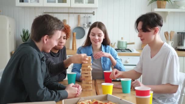 Πάρτι Φίλοι Περνούν Χρόνο Μαζί Παίζοντας Στο Επιτραπέζιο Παιχνίδι Συντριβή — Αρχείο Βίντεο
