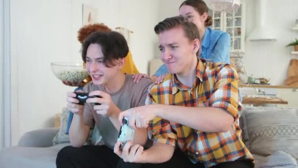 Thuis Feestje Vrolijke Groep Vrienden Die Thuis Videospelletjes Spelen Happy — Stockvideo