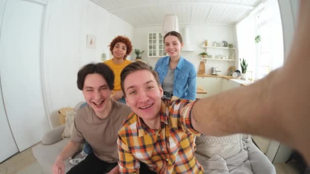 Salud Humor Funky Los Amigos Felices Hacen Selfies Hombre Tomando — Vídeos de Stock
