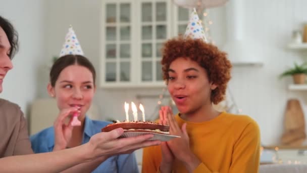 Bir Dilek Tut Parti Şapkası Takan Bir Kadın Doğum Günü — Stok video