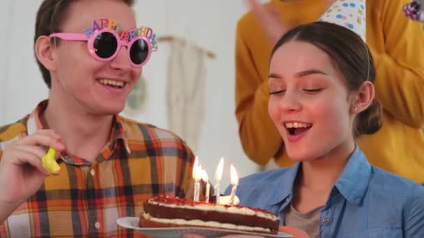 Pomyśl Życzenie Kobieta Czepku Zdmuchnęła Świeczki Torcie Urodzinowym Wszystkiego Najlepszego — Wideo stockowe