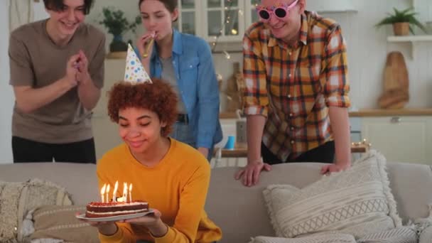 소원을 만들어라 케이크에 불타는 양초를 모자를 그룹은 소녀에게 축하를 기원합니다 — 비디오