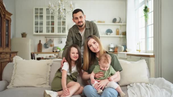 Glückliche Familie Hause Mutter Zweier Töchter Entspannt Auf Dem Sofa — Stockvideo