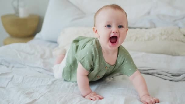 Lycklig Baby Söt Liten Nyfödd Flicka Med Leende Ansikte Kryper — Stockvideo