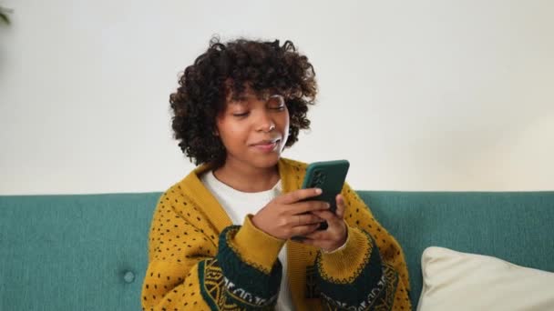 Afrykańska Dziewczyna Trzyma Ekran Dotykowy Smartfona Wpisując Przewijanie Strony Domu — Wideo stockowe
