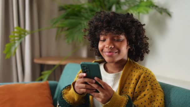 Menina Africana Segurando Tela Sensível Toque Smartphone Digitar Página Rolagem — Vídeo de Stock