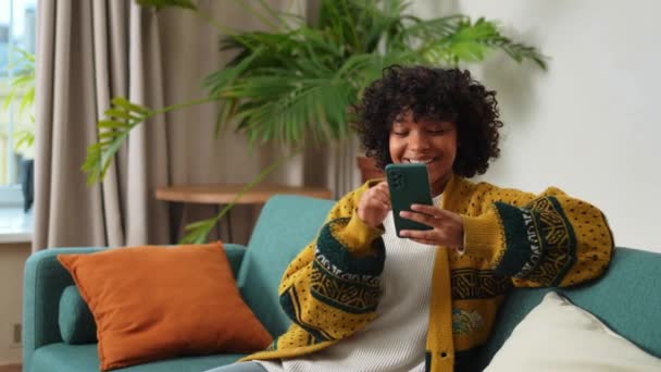 African Girl Holding Smartphone Touch Screen Typing Scroll Page Home — Stock videók