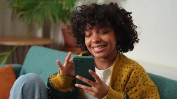 Afrikaans Meisje Met Smartphone Touch Screen Typen Scroll Pagina Thuis — Stockvideo