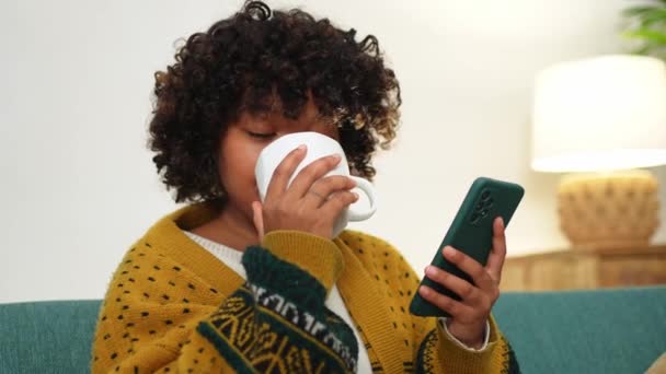 Sabahlar Elinde Akıllı Telefon Olan Afrikalı Bir Kız Sosyal Medya — Stok video