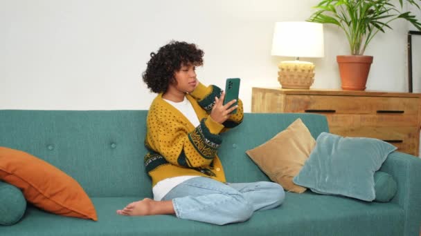 Afrikansk Amerikansk Pige Holder Smartphone Har Videochat Kvindelig Blogger Chatter – Stock-video