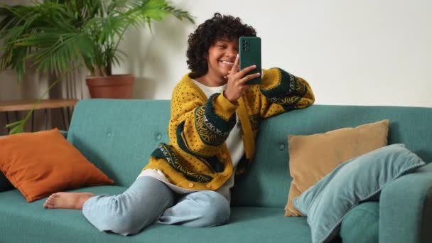 Africká Americká Dívka Drží Smartphone Video Chat Ženské Blogger Chatování — Stock video