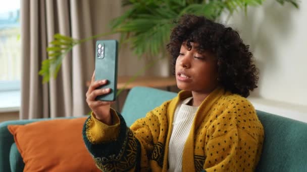 Africká Americká Dívka Drží Smartphone Video Chat Ženské Blogger Chatování — Stock video