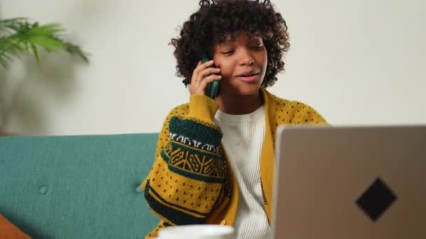 Afroamerikanische Freiberuflerin Mit Laptop Telefon Home Office Glückliche Business Mädchen — Stockvideo