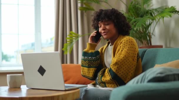 Afro Amerikalı Kadın Ofis Telefonunda Dizüstü Bilgisayar Kullanıyor Mutlu Kızı — Stok video
