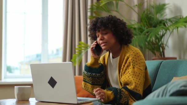 Африканська Американська Фрілансерка Яка Використовує Ноутбук Розмовляє Телефону Домашньому Офісі — стокове відео