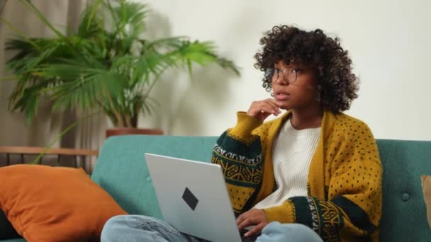 Африканская Американка Использует Ноутбук Домашнем Офисе Смотрит Экран Печатает Чаты — стоковое видео