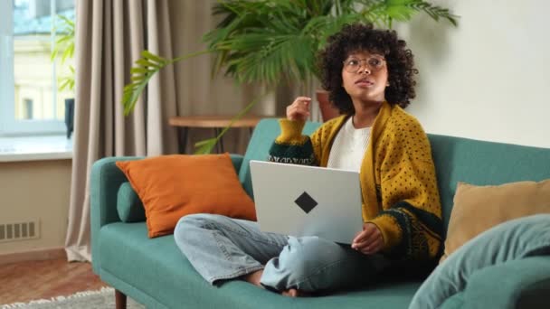Ofiste Dizüstü Bilgisayar Kullanan Afro Amerikalı Bir Kız Ekrandaki Yazışmalara — Stok video