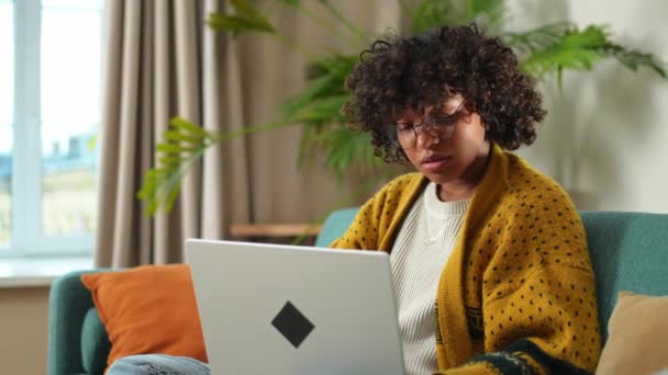 African American Κορίτσι Χρησιμοποιώντας Φορητό Υπολογιστή Στο Γραφείο Στο Σπίτι — Αρχείο Βίντεο