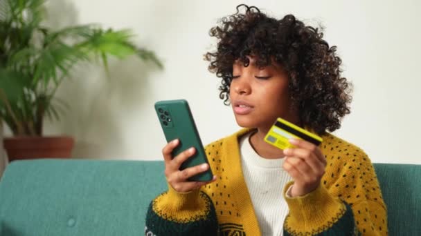 Nternetten Alışveriş Yapan Afrikalı Amerikalı Bir Kadın Elinde Akıllı Telefonuyla — Stok video