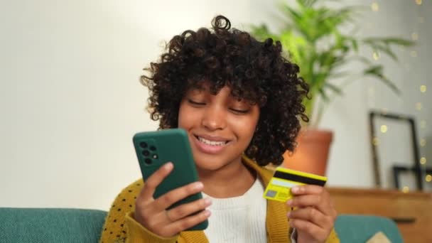 Afroamerykanka Robi Zakupy Online Trzymając Smartfona Płacąc Złotą Kartą Kredytową — Wideo stockowe