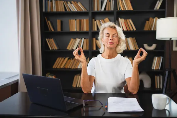 Медитация Внимательности Йоги Стресса Сохраняйте Спокойствие Женщина Средних Лет Практикует Лицензионные Стоковые Фото