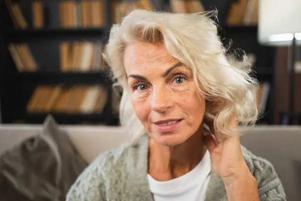 Портрет Уверенной Стильной Европейской Пожилой Женщины Пожилая Женщина Годов Улыбается Стоковое Фото