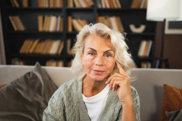 Retrato Mujer Mayor Mediana Edad Europea Con Estilo Confianza Anciana Imagen de stock