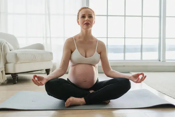 Embarazo Respiración Prenatal Mujer Embarazada Con Gran Barriga Sentada Postura Fotos de stock libres de derechos