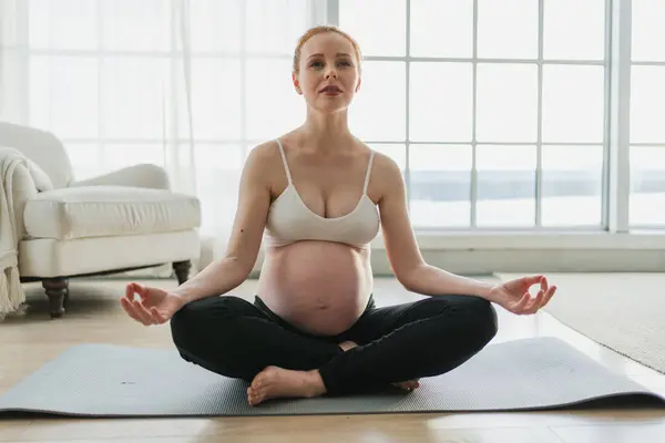 Grossesse Respiration Prénatale Femme Enceinte Avec Gros Ventre Assis Dans Photos De Stock Libres De Droits