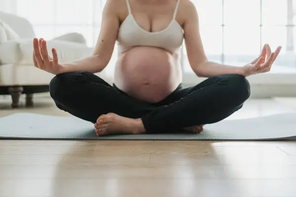 Embarazo Respiración Prenatal Mujer Embarazada Con Gran Barriga Sentada Postura Imagen De Stock