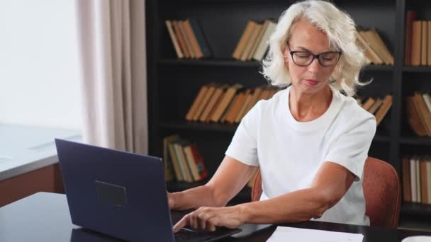 Mulher Idosa Meia Idade Elegante Confiante Usando Laptop Local Trabalho — Vídeo de Stock
