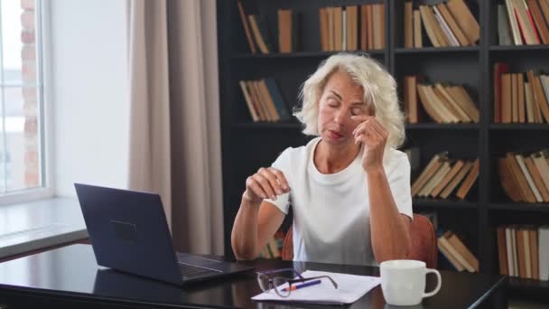 Πονοκέφαλος Μεσήλικη Γυναίκα Που Αγγίζει Ναούς Που Βιώνουν Άγχος Ώριμη — Αρχείο Βίντεο