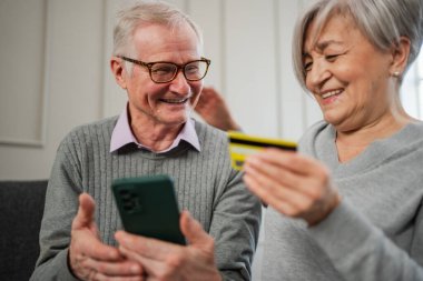 Üst sınıf erkek kadın alışverişi, akıllı telefondan kredi kartıyla yapılıyor. İnternetten satın alan yaşlılar kredi kartı bilgilerini evlerinde giriyorlar. Çevrimiçi alışveriş servisi ekommerce