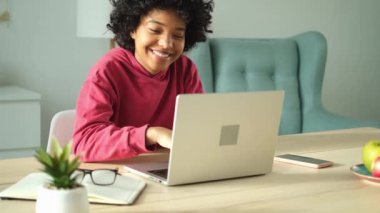 Ofiste dizüstü bilgisayar kullanan Afro-Amerikalı bir kız ekrandaki yazışmalara bakarak e-posta yazarak sohbet ediyor. İnternette görüntülü sohbet görüşmesi yapan genç bir kadın. Evden öğrenme işi