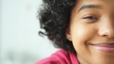 Afro saç stili gülümseyen güzel Afro Amerikalı mutlu kız. Genç kadın yarı yüz portresi. Yaklaş. Kıvırcık saçlı, gülen genç bir Afrikalı kadın. Doğal güzellik mutlu insanlar konsepti