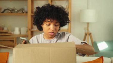 Mutsuz bir Afrikalı kadın posta servisinde arızalı nakliye sorunu olan bir kutu teslim etti. Sinirli müşteri, müşteri desteğine yanlış paket görüşmeleri alıyor. Kötü dağıtım hizmetleri
