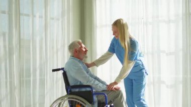 Emeklilik sağlık hizmetlerine destek ol. Hemşire tekerlekli sandalyedeki yaşlı adama yardım ediyor. Hasta ve kadın tıbbi bakım için huzurevinde. Engelli insanlar için tekerlekli sandalyede felçli bir adama bakan hemşire.