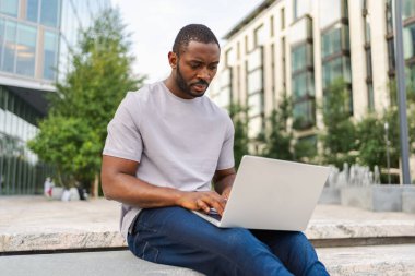 Şehirdeki caddede dizüstü bilgisayar kullanarak yazarak konuşan Afrikalı Amerikalı bir serbest yazar. İnternette sanal sohbet konferansı yapan bir adam. Dışarıda dizüstü bilgisayarda çalışan girişimci bir programcı. Uzak çalışma