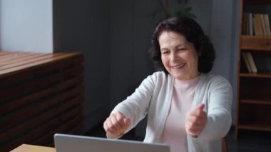 Bilgisayarı kapatan orta yaşlı bir kadın bilgisayarla işe ara veriyor. Yaşlı, olgun bir kadın işten sonra mutlu olur. Uzun dizüstü bilgisayar kullanımından dolayı yorgunluk